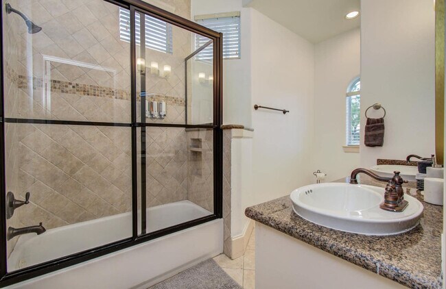 Building Photo - 1204 E 29th St