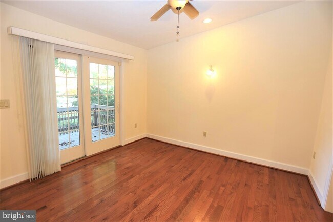 Building Photo - 9705 Fernwood Rd