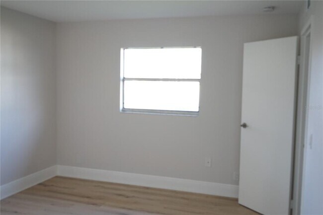 Building Photo - 1802 Bedford Terrace