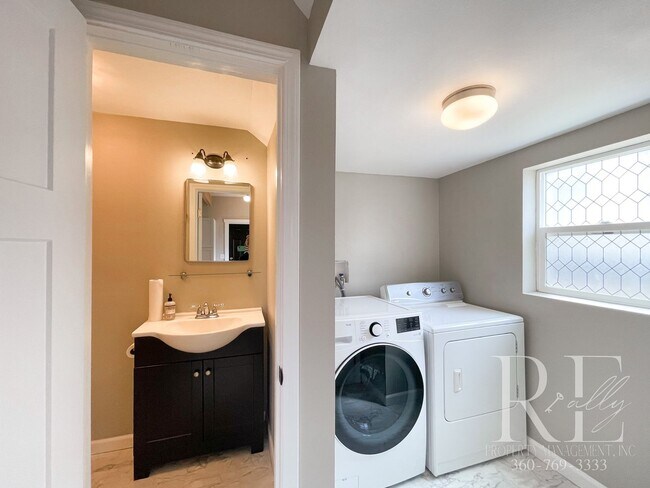 Building Photo - 3BR Bremerton Home with Vintage Charm & Mo...