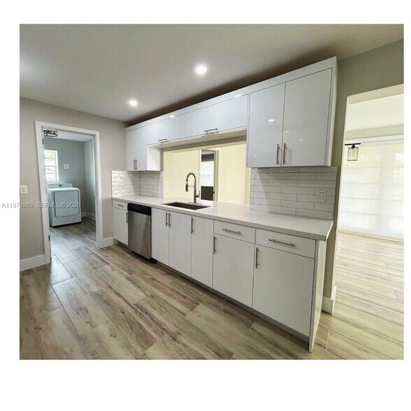 Building Photo - 5032 SW 94th Ave