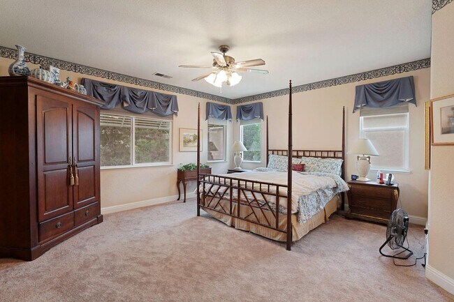 Building Photo - 549 Glenbriar Cir