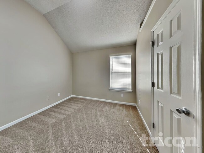 Building Photo - 2135 Mulberry Ln