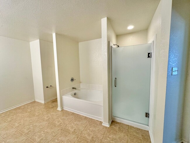 Building Photo - *COMING SOON* MOVE IN SPECIAL Beautifully Designed Two-Story Home with Loft and Garden Tub!