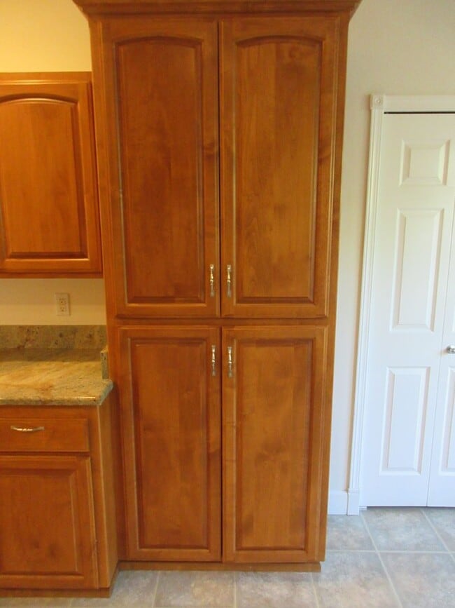 Building Photo - Large 4 Bedroom Home in West Salem