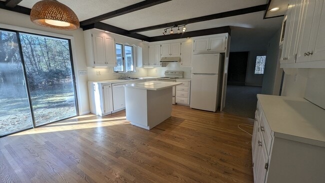 Building Photo - 10 Sherwood Ave