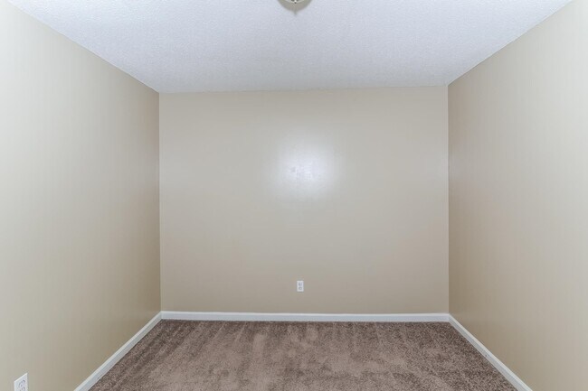 Building Photo - 4820 Greenlawn Cove