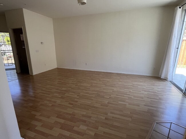 Building Photo - "Charming 3-Bed, 2.5-Bath Home in Oxnard –...