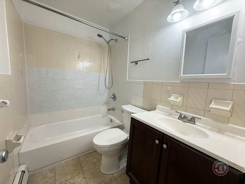 Building Photo - 189 Throgs Neck Blvd