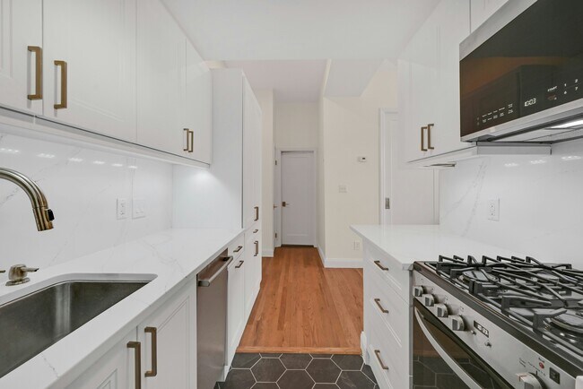 Building Photo - 1015 Grand St