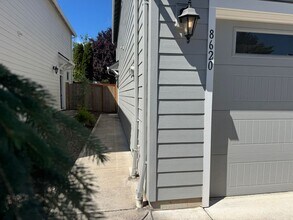Building Photo - Amazing 3 bedroom home