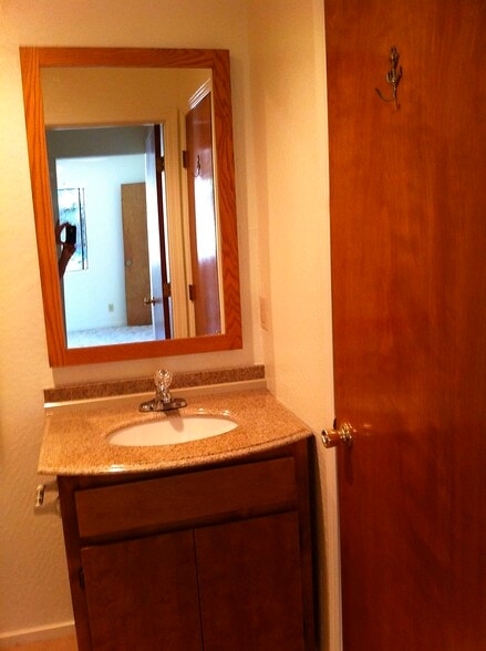 Granite sink - 434 S Shepherd St