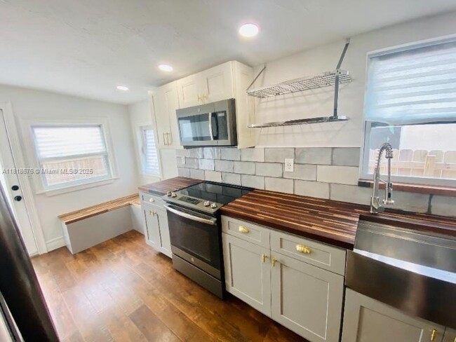 Building Photo - 828 SW 43rd Ave
