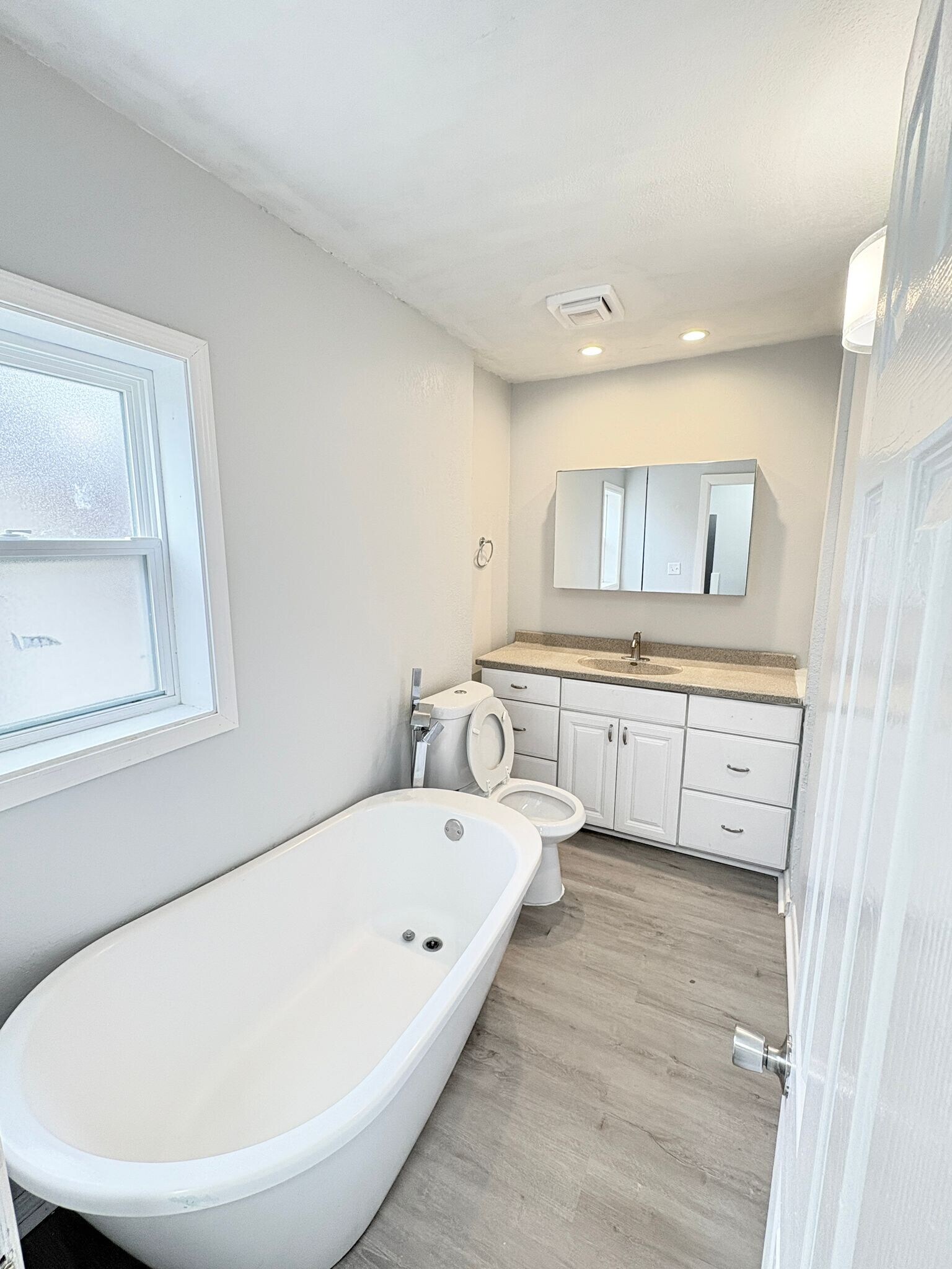 Building Photo - 932 Waverly Ave