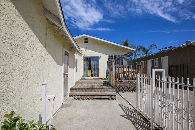 Building Photo - 607 Camulos St