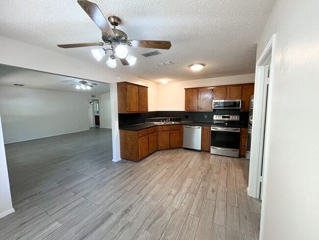 Building Photo - 408 Briar Square