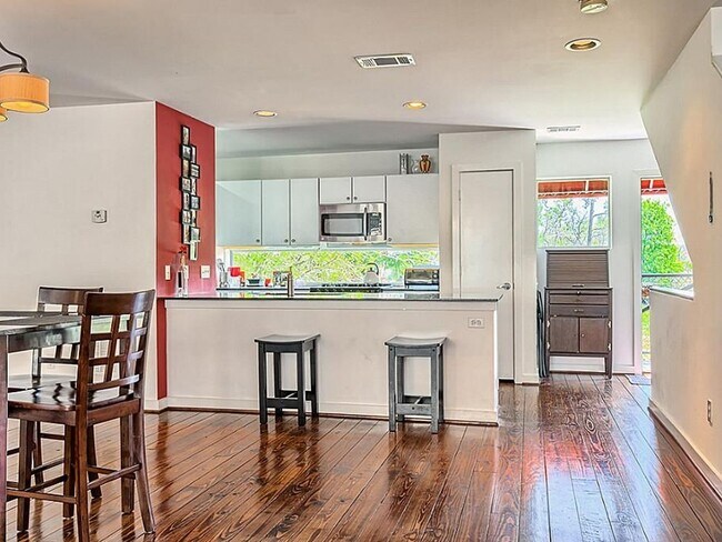 Building Photo - Charming, modern, 3 Bedroom Townhome in Ho...