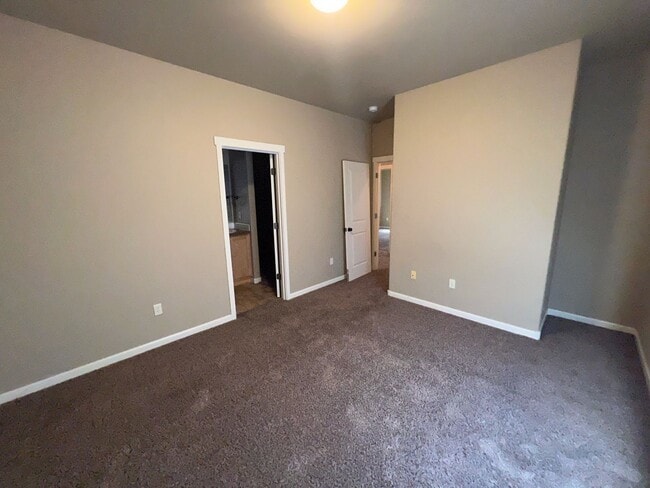 Building Photo - Single level home in NE Bend off Cooley!