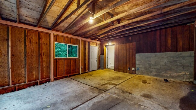 Building Photo - Cozy two bedroom one bath with large stora...