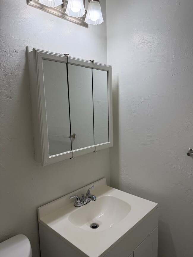 Building Photo - Updated 2 bedroom 1 bath duplex in Eugene!