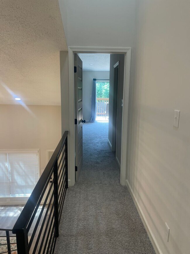 Building Photo - Knoxville 37918 - 2 bedroom, 2.5 bath Townhome - Contact Lisa Vineyard & Shannon Russell (865) 21...