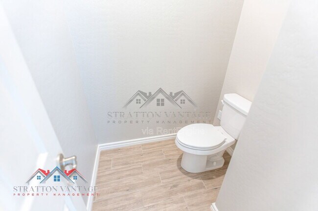 Building Photo - 15243 W Latham St