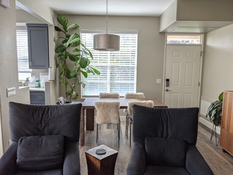 Building Photo - 3544 Caminito El Rincon