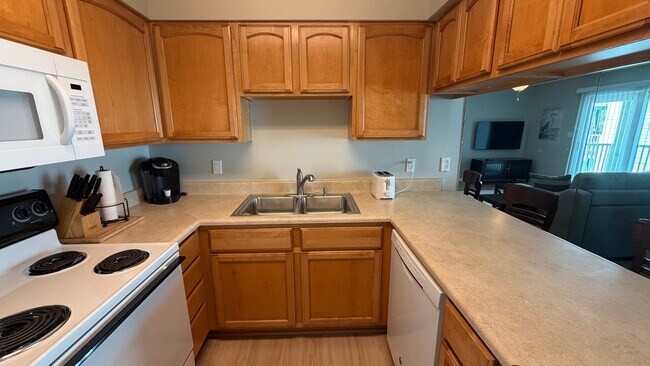 Building Photo - 3600 Thomas Dr