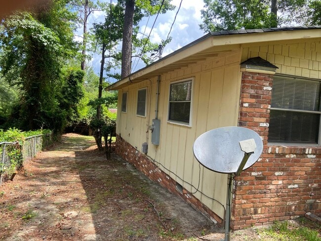 Building Photo - **ON HOLD**3 bedroom / 1 bathroom Home for...