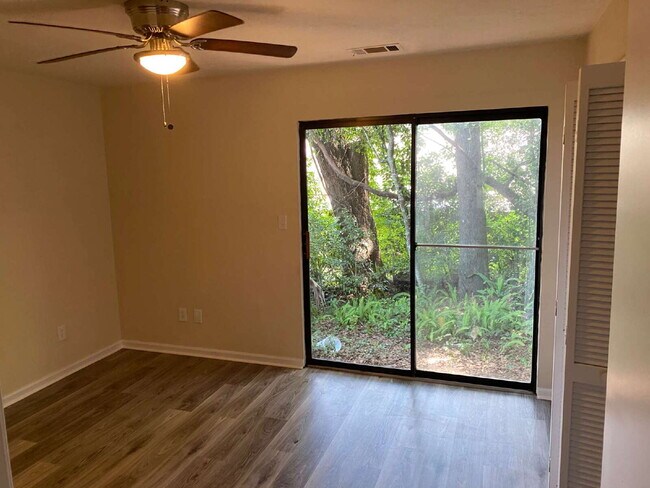 Building Photo - Perfect 1 Bedroom 1.5 Bathroom Townhome! Newer Flooring, Paint, and Appliances!