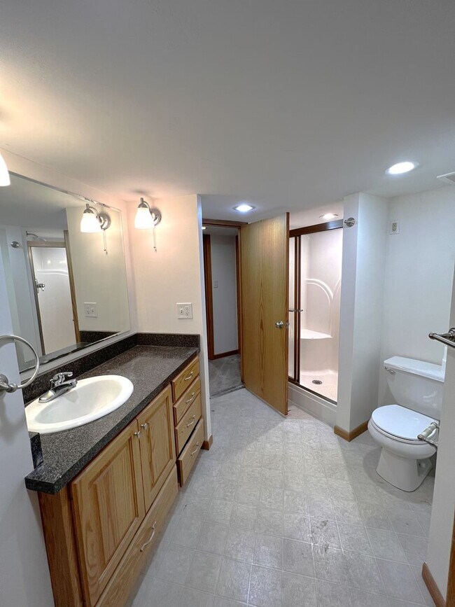 Building Photo - $2,300 | 5 Bedroom, 2 Bathroom HOUSE | Pet...