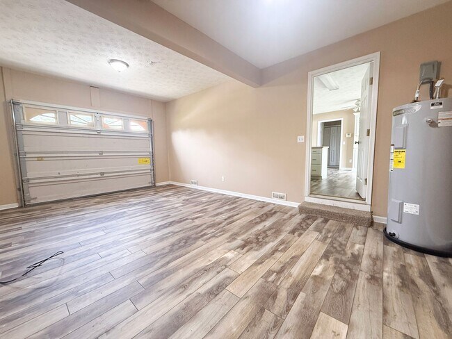 Building Photo - Pet-Friendly 3-Bedroom Home with Garage, Screened-In Porch & Spacious Bedrooms