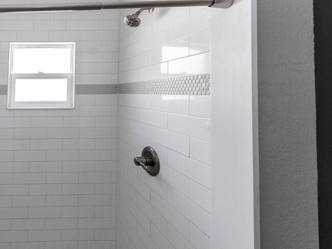 Building Photo - 133 W Park Ave