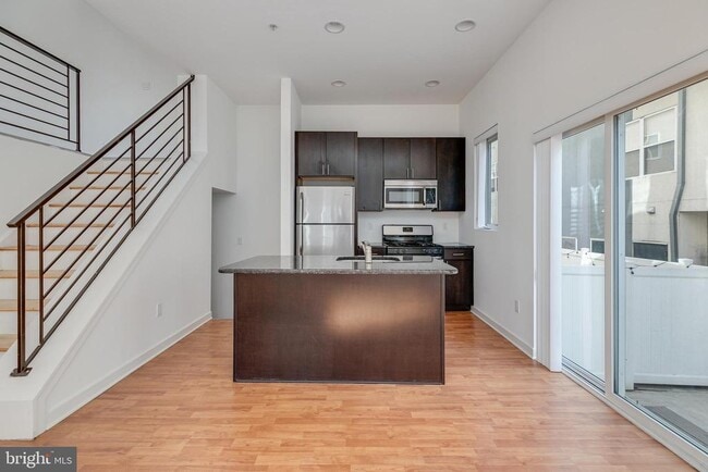 Building Photo - 228 W George St