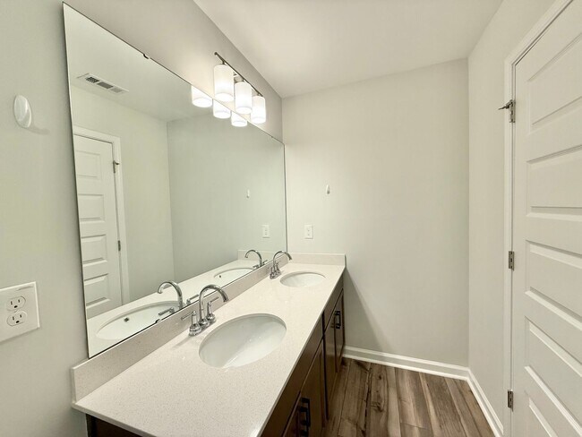 Building Photo - Stunning New 5BD, 5BA Garner Home with Lux...