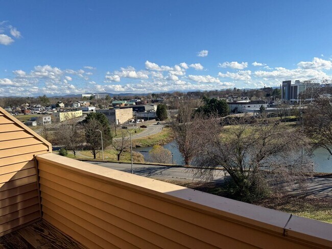 Building Photo - ** Holiday Special ** No rent until January 1st, 2026 plus $100 CASH bonus - Exp. 12/31/25