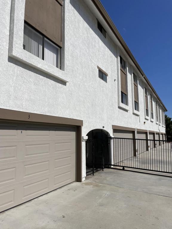 Building Photo - 6386 Lincoln Ave