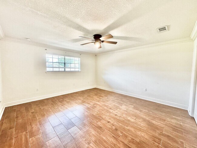 Building Photo - 5016 Five Frks Dr