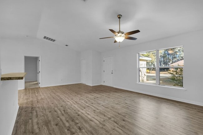 Building Photo - 3/2 Home In Silver Springs Shores