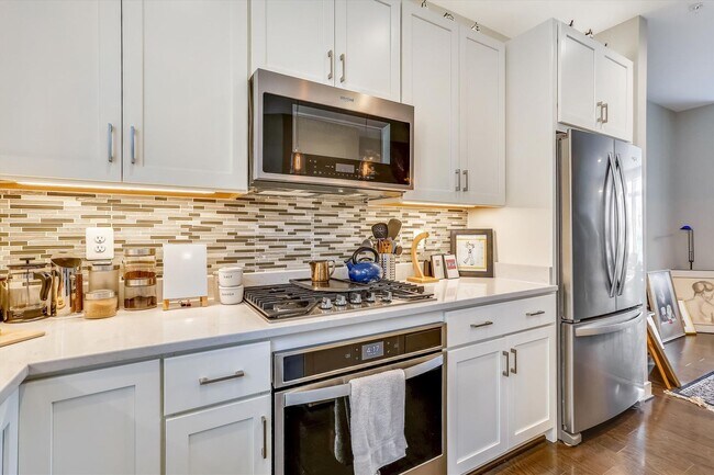 Building Photo - GREAT LOCATION!! Stunning 3BD/3.5BA luxury 4-level townhouse!