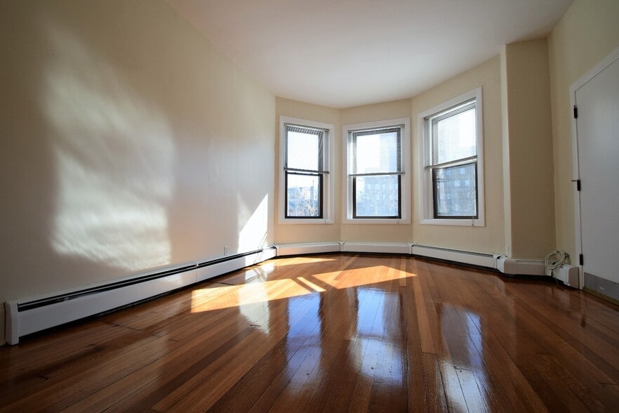 Building Photo - 1728 Beacon St