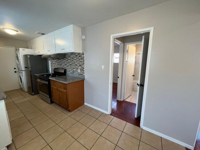 Building Photo - Single level condo