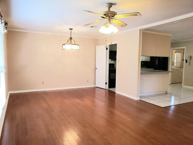 Building Photo - Spacious Corner Property!