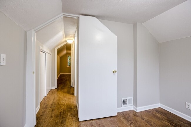 Building Photo - 4 Bedroom Home-Move In Special