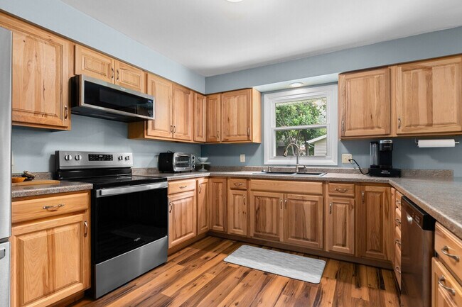 Building Photo - 733 W 4th St