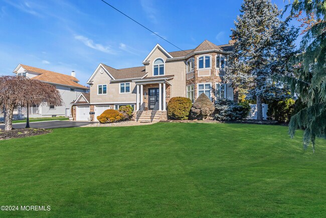 Building Photo - 215 Hollywood Ave