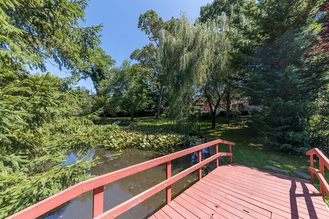 Building Photo - 2424 Lakeside Dr