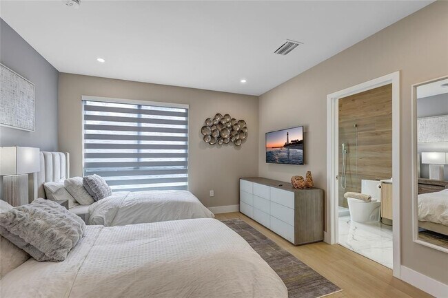 Building Photo - 811 SW 10th Terrace