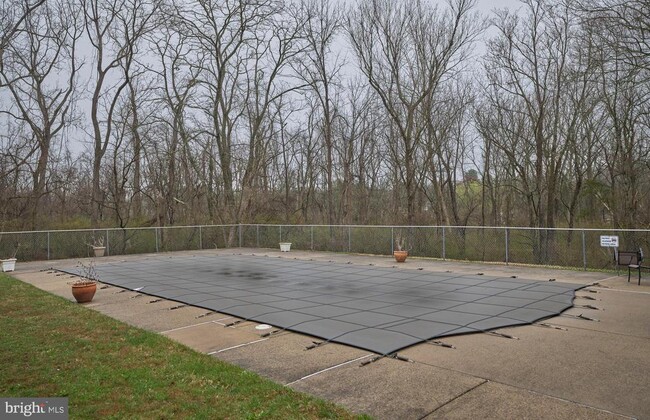 Building Photo - 61 Hermitage Dr