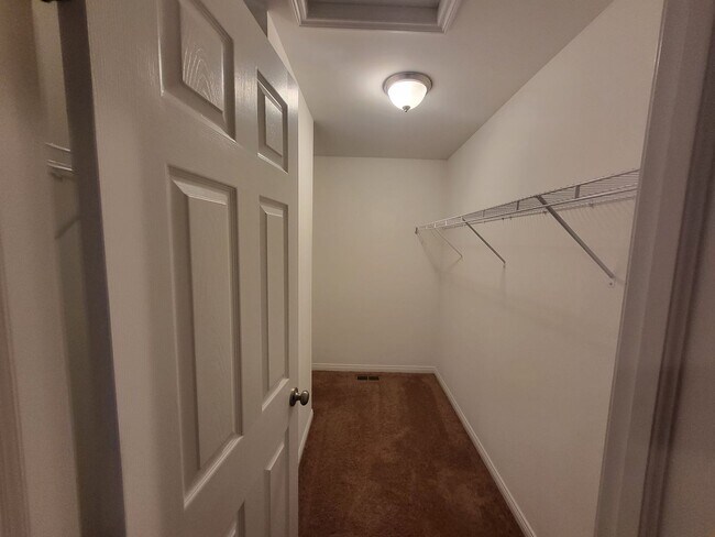 Building Photo - Spacious 4-Bedroom, 2.5-Bath Home Near Dow...